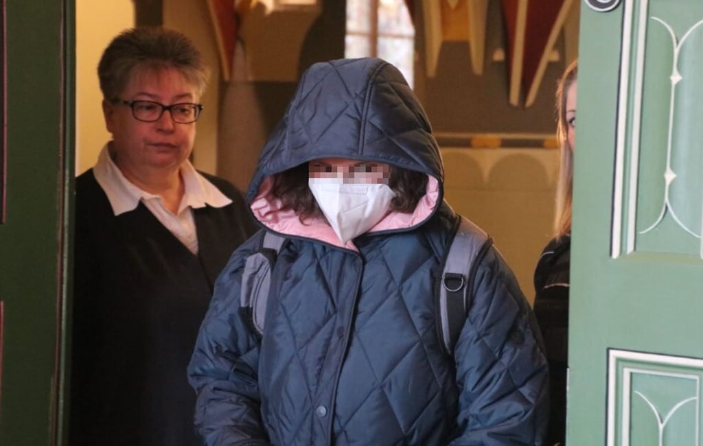 Die Mutter des toten Babys wird in den Gerichtssaal geführt. Vor dem Landgericht Halle wird der 38-Jährigen wegen Totschlags der Prozess gemacht.