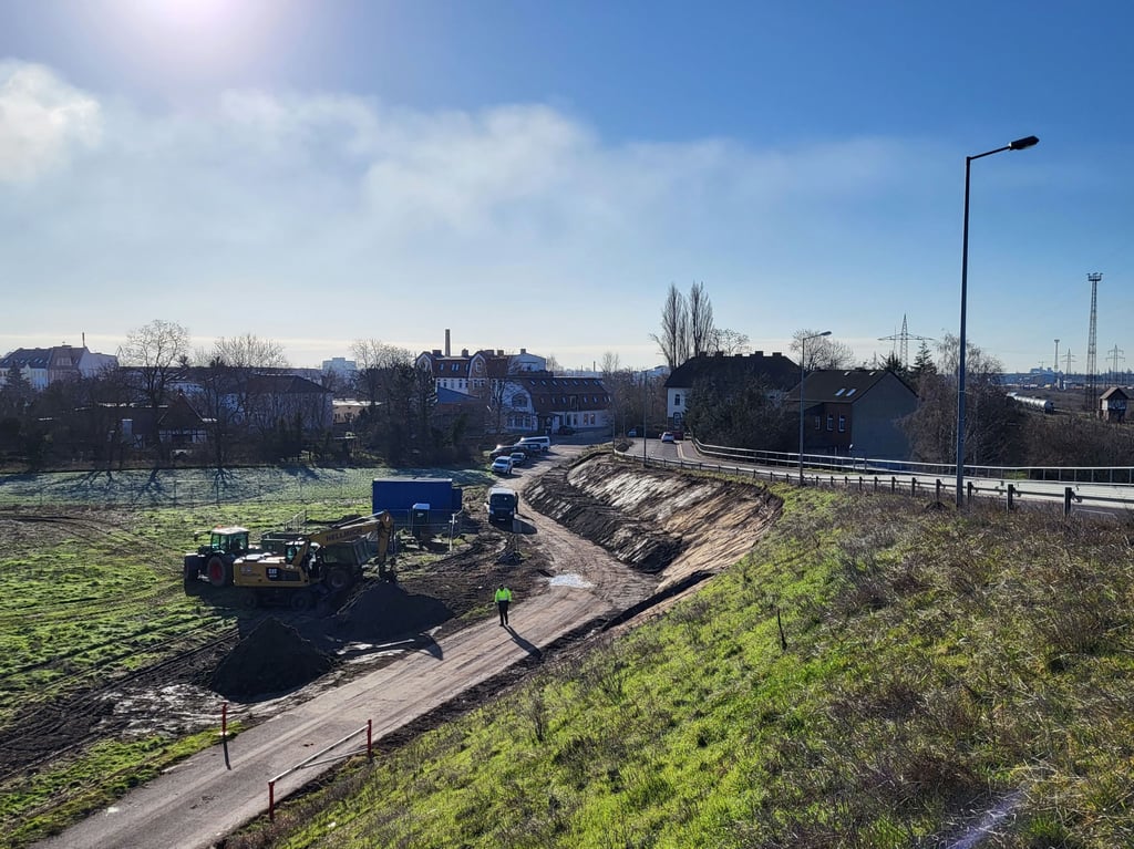 An der Oebisfelder Straße in Magdeburg-Rothensee haben die Arbeiten für die Brückensanierung begonnen.