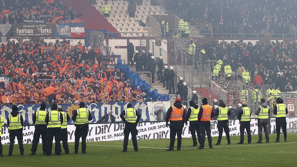Beim Zweitligaspiel zwischen FC St. Pauli und Hansa Rostok kam es zu Fan-Krawallen.