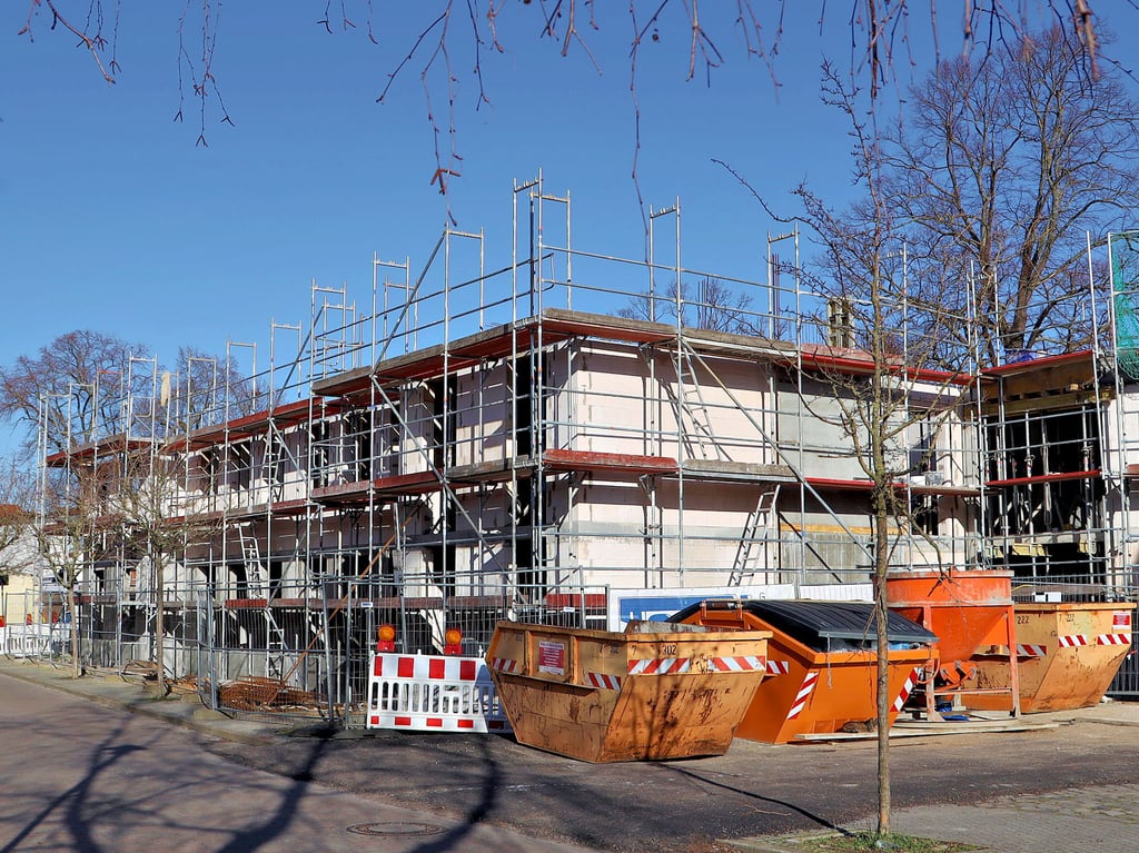 Das ehemalige E-Werk in der Burgenser Straße in Barleben erfährt derzeit eine Wiedergeburt. Doch wird es ab Oktober Betreutes Wohnen für Senioren beherbergen.