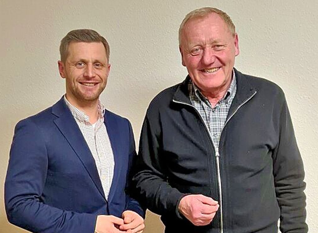 CDU-Kreisvorsitzender Chris Schulenburg (links) gratuliert Jörg Hellmuth zur Kandidatur für die Bürgermeisterwahl in Wust-Fischbeck.