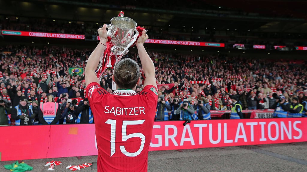 Marcel Sabitzer hält vor der Kurve den Pott in die Höhe.