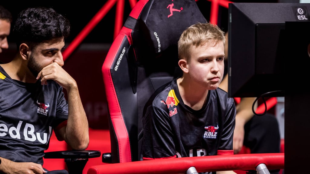 FIFA-Weltmeister&nbsp;<a href="https://earlygame.com/entertainment/earlygame-awards-zugunsten-von-laureus-sport-for-good-die-gewinner-2023">Umut Gültekin</a>&nbsp;(l.) neben Teamkollegen Anders Verjgang.