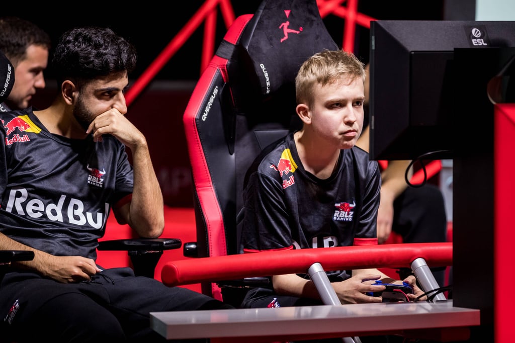 FIFA-Weltmeister Umut Gültekin (l.) neben Teamkollegen Anders Verjgang.