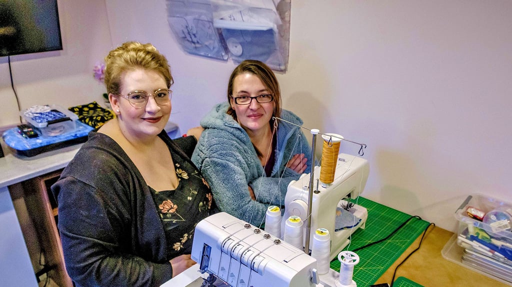 Laura Jung (l.) und Mandy Bäck haben die „Wunderbohne“ gegründet, in der besondere Keidung entsteht.