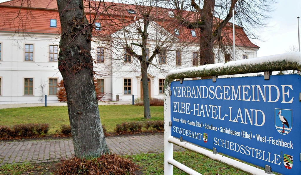 Die Verbandsgemeinde Elbe-Havel-Land hat ihren Sitz im Bürgerzentrum in Schönhausen. Dort befindet sich auch die Schiedsstelle. Einwohner bekommen Hilfe, wenn es zum Beispiel um Streitigkeiten in der Nachbarschaft geht.