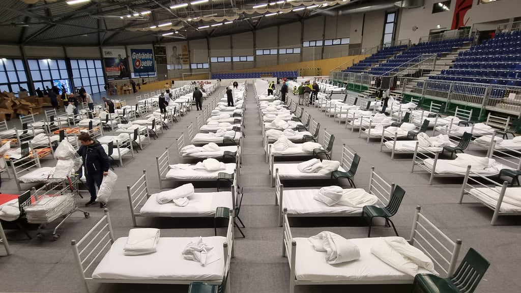 Um solche Quartiere in Sporthallen (hier in Aschersleben) zu vermeiden, dürfen die Kommunen ihre Flüchtlingsunterkünfte sehr viel dichter belegen.