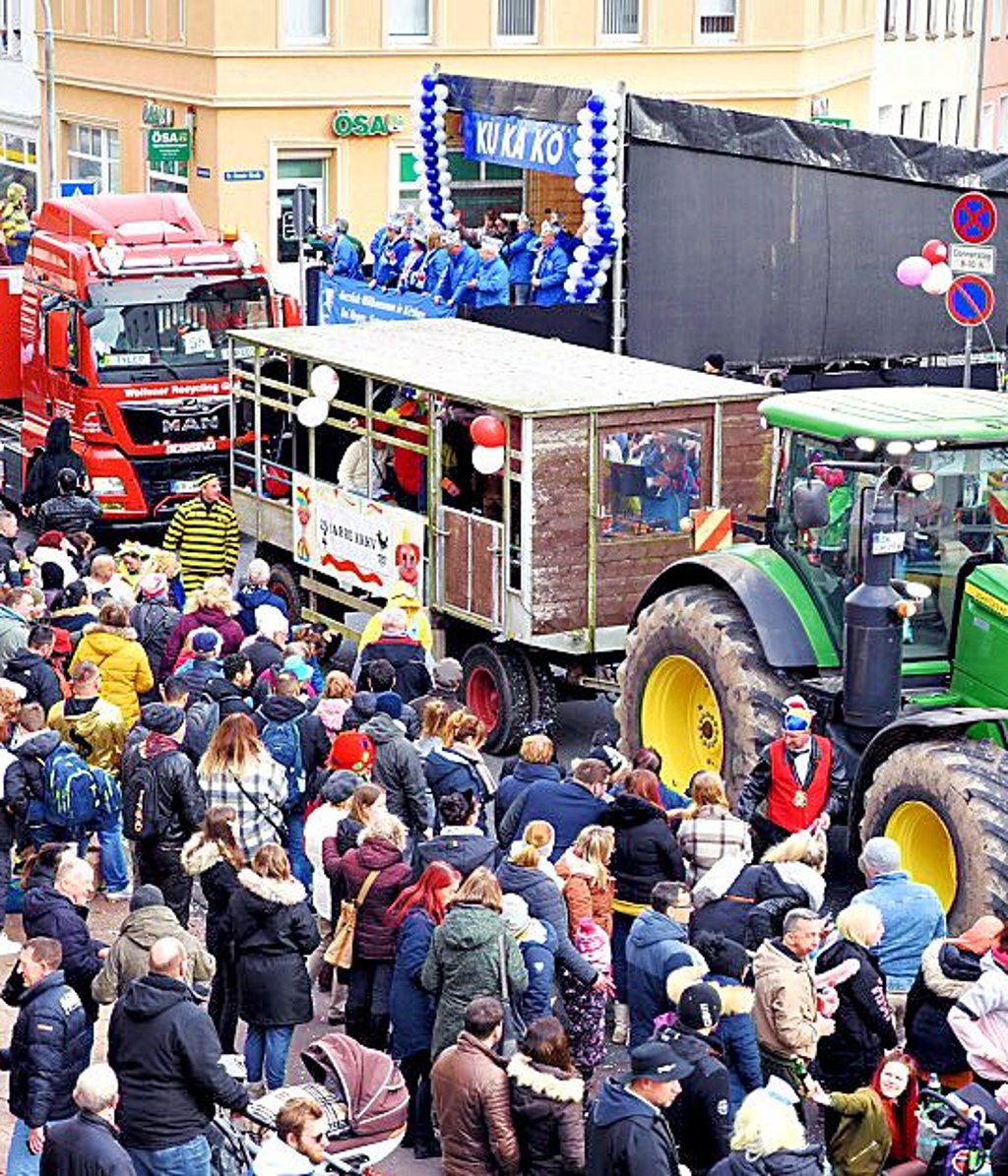 Gefahr beim Karnevalsumzug: Auch in Köthen ging es zwischen Fahrzeugen und Zuschauern mitunter recht eng zu.