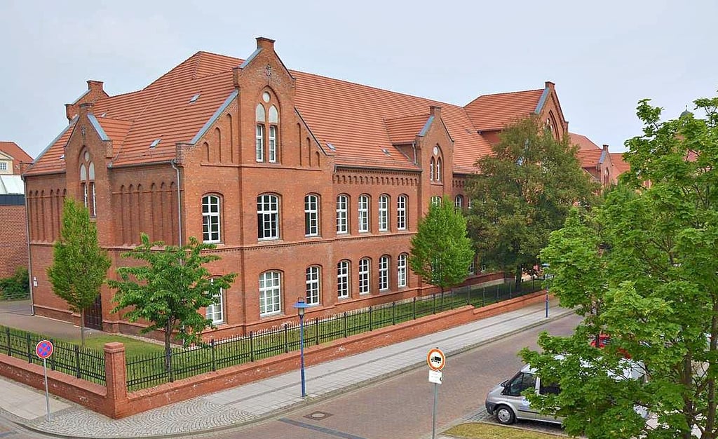 Das Dr.-Frank-Gymnasium in Staßfurt hat zwei Häuser. Zum Einzugsgebiet gehört nicht nur die Stadt Staßfurt, sondern auch Hecklingen und die Verbandsgemeinde Egelner Mulde.