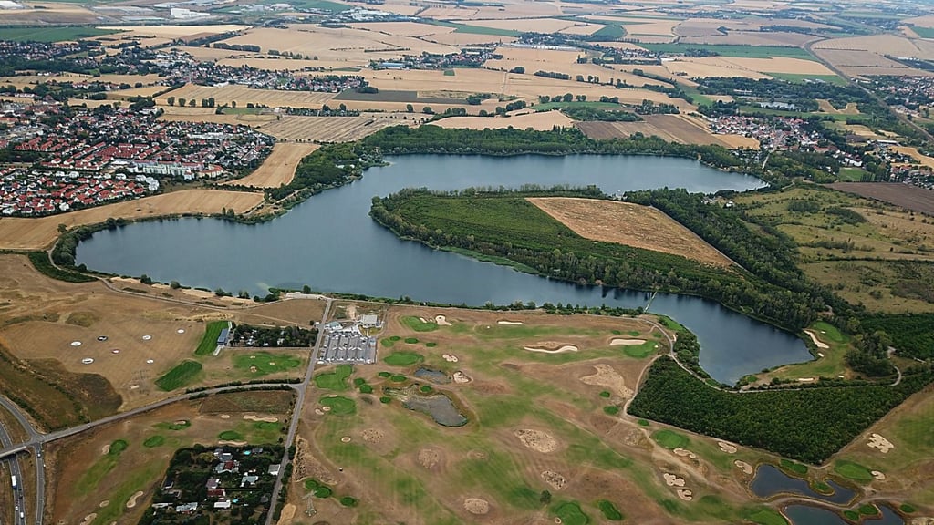 Der Hufeisensee Blickrichtung Osten. Er ist der größte See der Stadt. Doch das Baden ist offiziell verboten, und eine Sanierung ist schwierig.