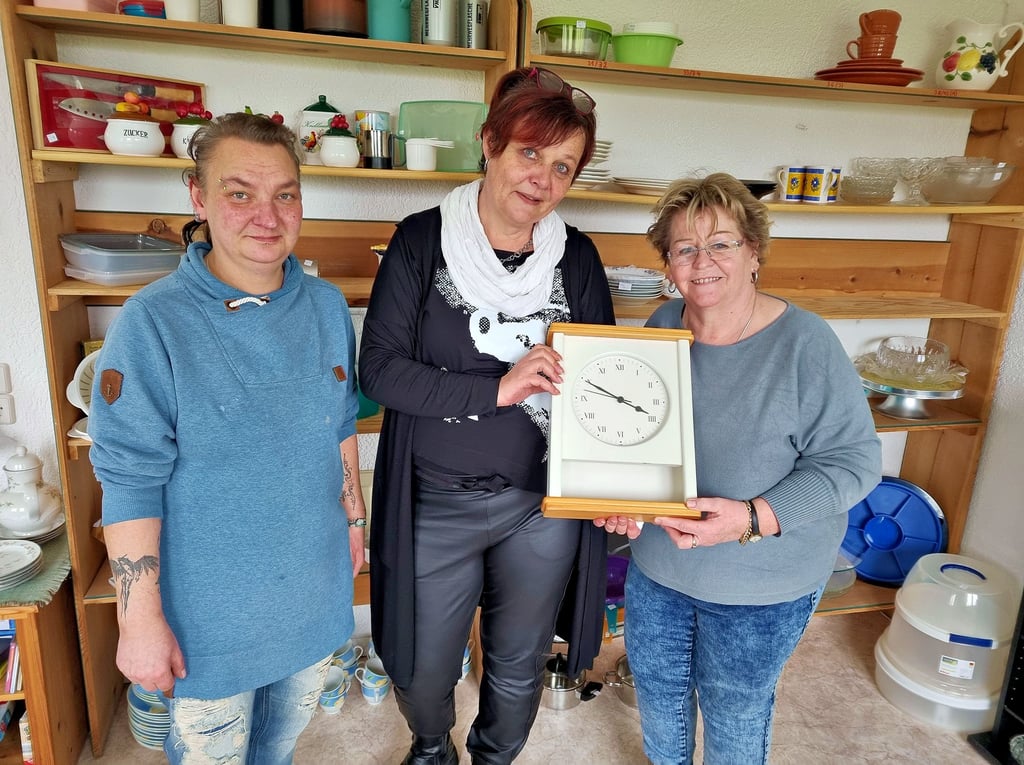 Die Arbeitsuhr für Yvonne Lorenz (Mitte) steht kurz vor 16 Uhr und zeigt damit nun ihren endgültigen Feierabend bei der DAA in Havelberg an. Am Freitag hat sie sich von allen Teilnehmern am Standort im Lindenweg verabschiedet. Ingrid Sahin (rechts) und Katrin Strecker gehören dazu.