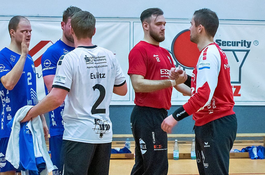 Concordia-Keeper Max Neuhäuser (v.r.) klatscht sich mit seinem Nachfolger bei den Burgenländern, Marian Voigt, ab. Auch Georg Eulitz spielte schon beim HCB.