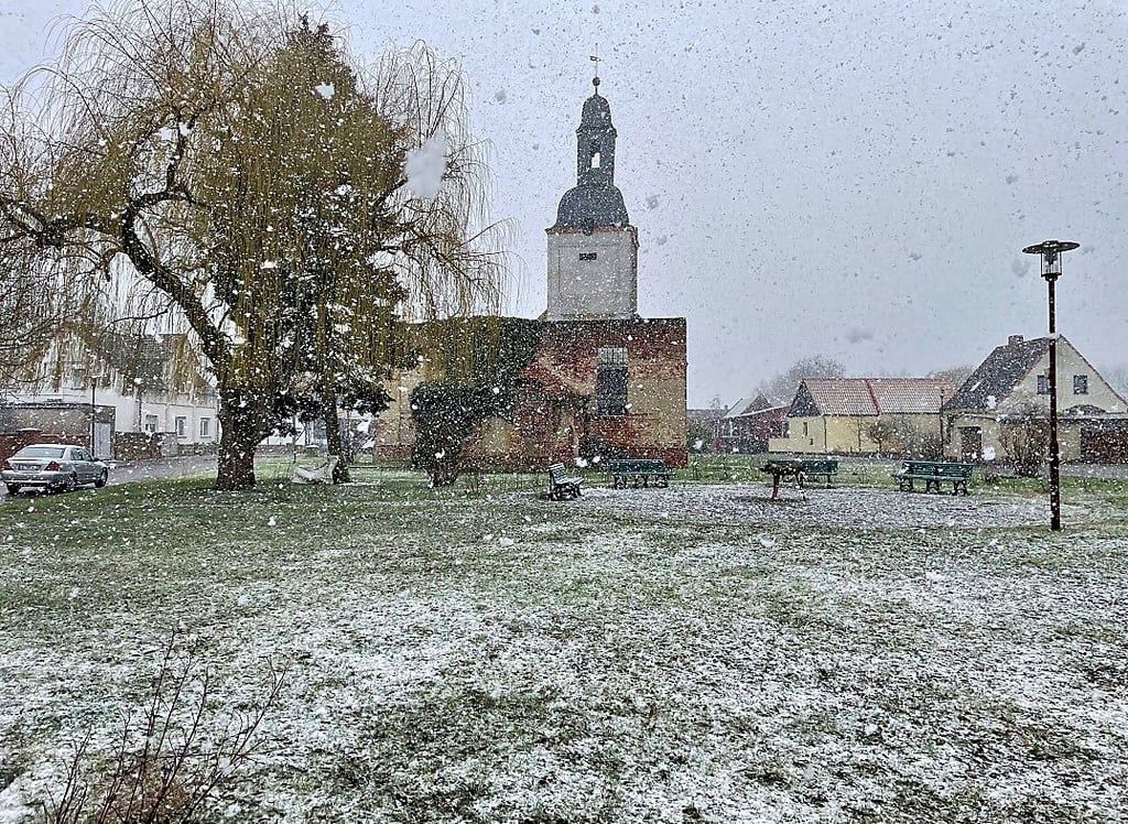 Unweit der Dorfkiche soll in Zabakuck an zentraler Stelle der neue öffentliche Spielplatz entstehen.