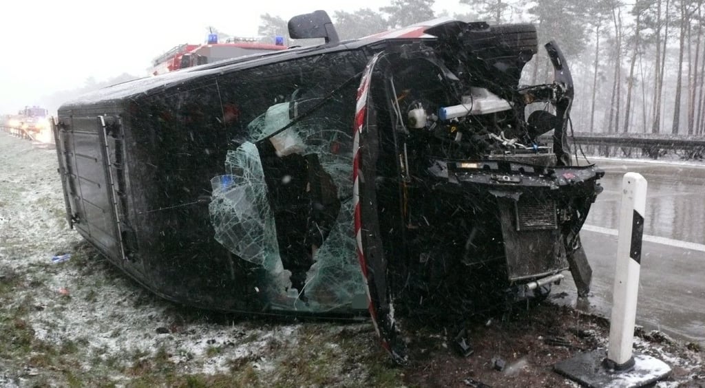 Der Mercedes-Transporter ist am Sonnabend bei dem Unfall auf der A9 auf die Seite gekippt.