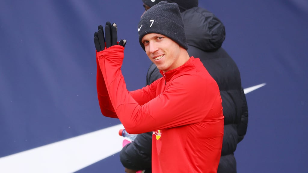 Dani Olmo&nbsp;applaudiert beim öffentlichen Training den Fans.
