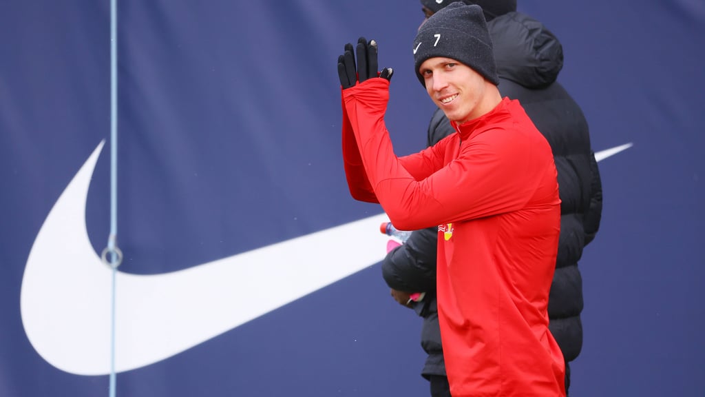 Dani Olmo applaudiert beim öffentlichen Training den Fans.