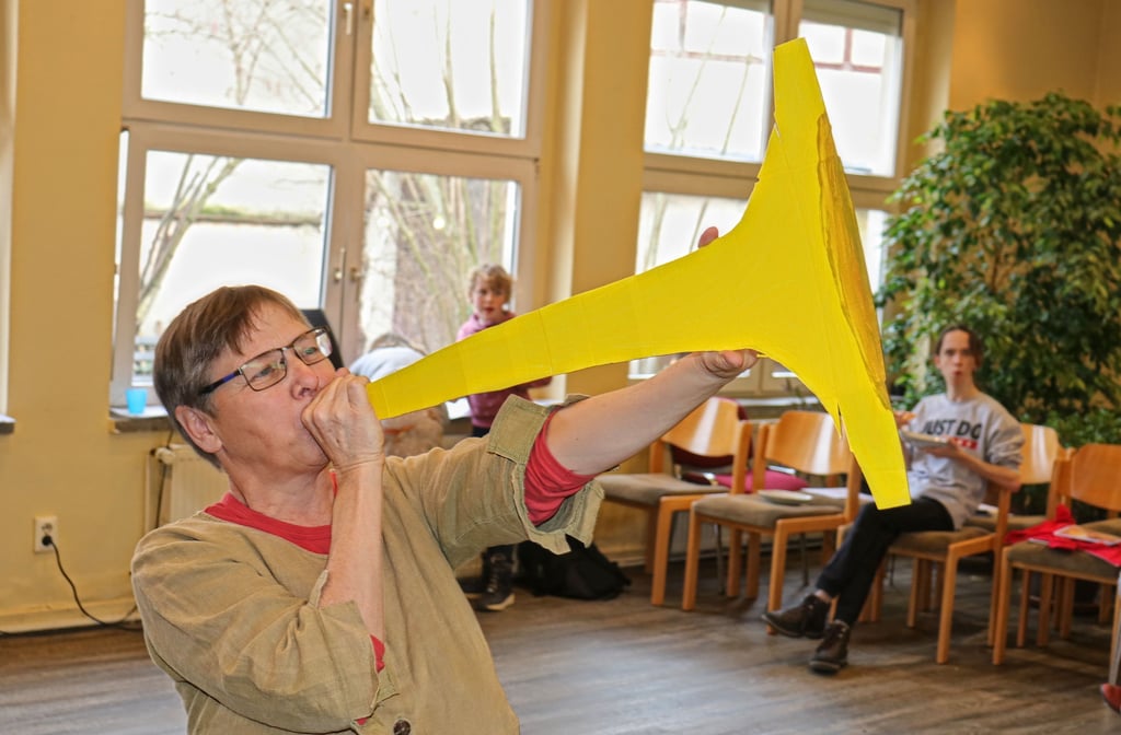Evangelisches Musicalprojekt Altmark 2023: Regisseurin Nele Müller mit einer Papptrompete bei der ersten Probe in Osterburg. Weitere Requisiten sollen in den nächsten Wochen noch hergestellt werden.