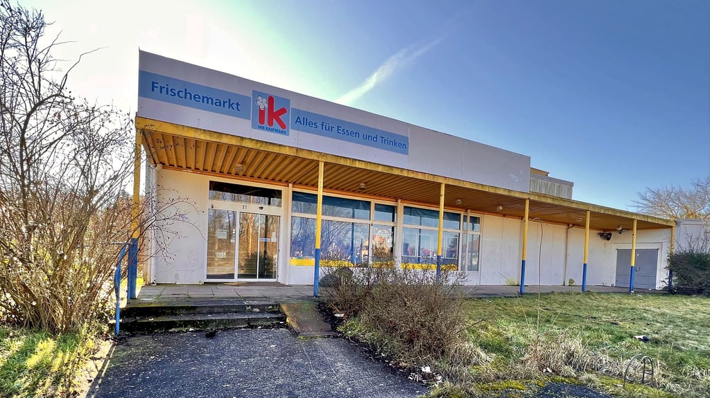 Die alte Kaufhalle in Mosigkau ist verlassen. Ob neue Händler in den Ort ziehen, ist unklar.