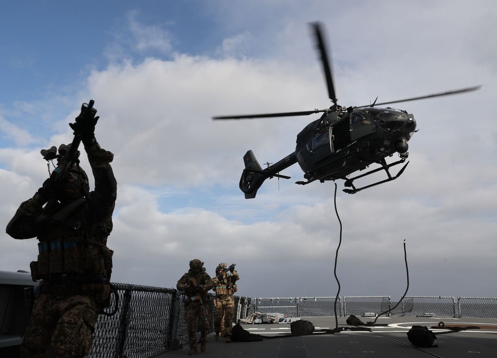 Soldaten des KSM (Kommando Spezialkräfte Marine) seilen sich bei einer Demonstration an Bord der Fregatte Hessen aus einem Hubschrauber ab.