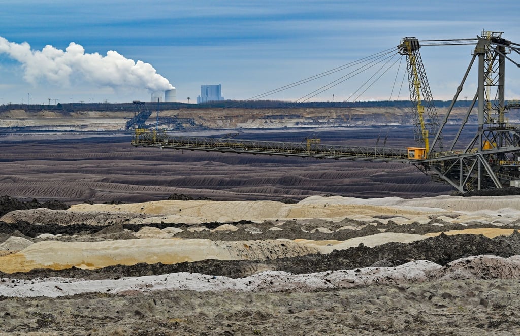 Abraumhalden und ein Absetzer stehen im Braunkohletagebau Welzow-Süd der Lausitz Energie Bergbau AG (LEAG).