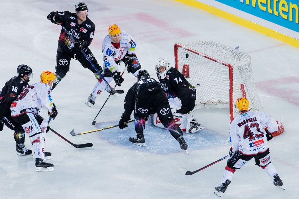 Der Puck fliegt über das Tor des Kölner Schlussmanns Oleg Shilin (r, 74).