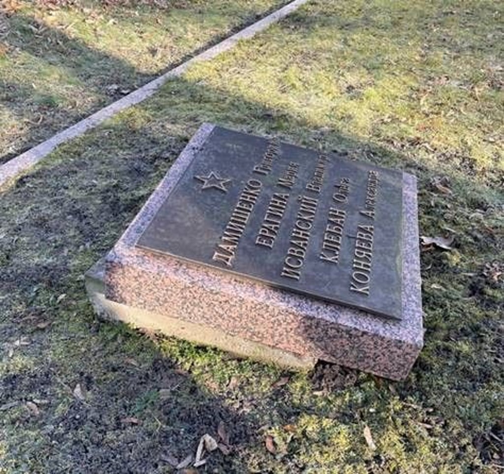 Diese Gedenktafel mit russischer Schrift wurde auf dem Friedhof Oschersleben in der Börde von Unbekannten abmontiert. Foto: