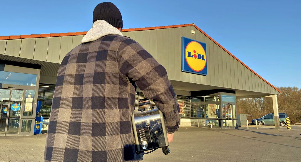 Der Handel ist mittlerweile dazu verpflichtet, Elektro-Altgeräte entgegenzunehmen. So auch der Discounter Lidl. Küchenkleingeräte werden immer angenommen, auch wenn sie dort nicht gekauft wurden.