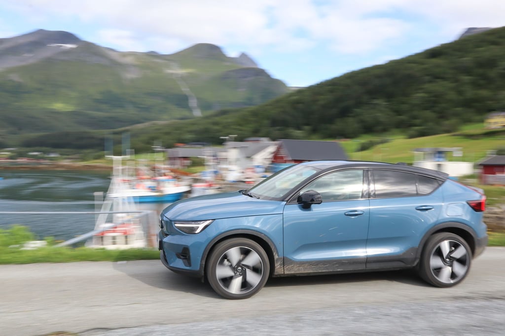 Nicht nur die flache Coupé-Form hat der Volvo C40 mit einem Gran Turismo gemein. Auch die 408 PS und der ausgeprägte Reisekomfort rücken ihn in die Nähe dieser Fahrzeuggattung.