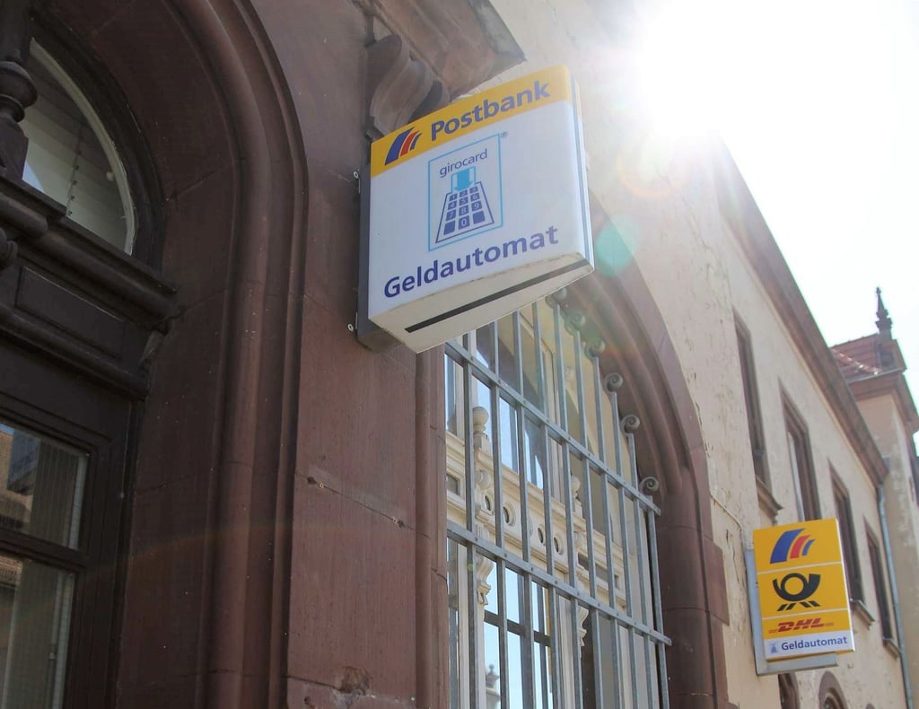 Nicht immer ist es möglich, am Automaten der Zerbster Postbank-Filiale Geld abzuheben - das verärgert die Kunden.
