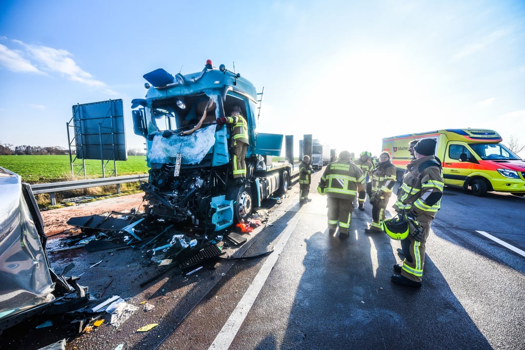Beim Auffahrunfall zweier Lkw gabe es am Dienstag einen Schwerletzten