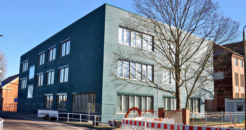 Das Haus II in einer aktuellen Ansicht. Von außen ist das Gebäude fertig, innen wird aber noch gebaut.