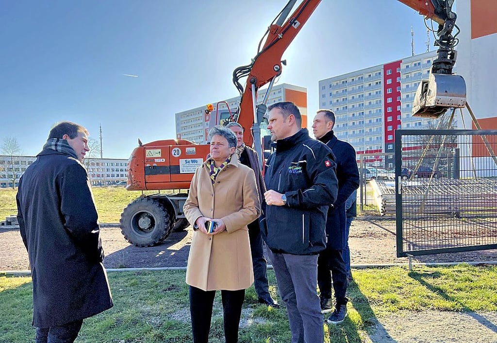 Infrastrukturministerin Lydia Hüskens (FDP) lässt sich von WBGA-Chef Lars Schirmer(2. von rechts) ein neues Projekt in Stendal Stadtsee erläutern.