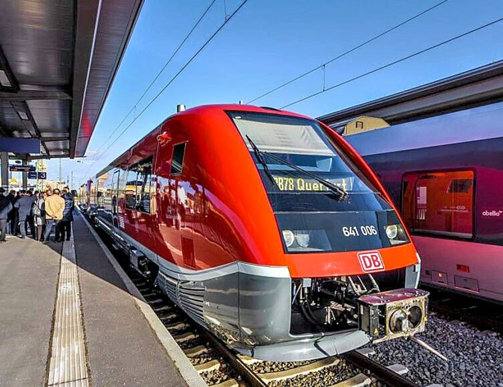 Von Querfurt direkt über Merseburg nach Halle, davon soll es mehr Verbindungen geben.