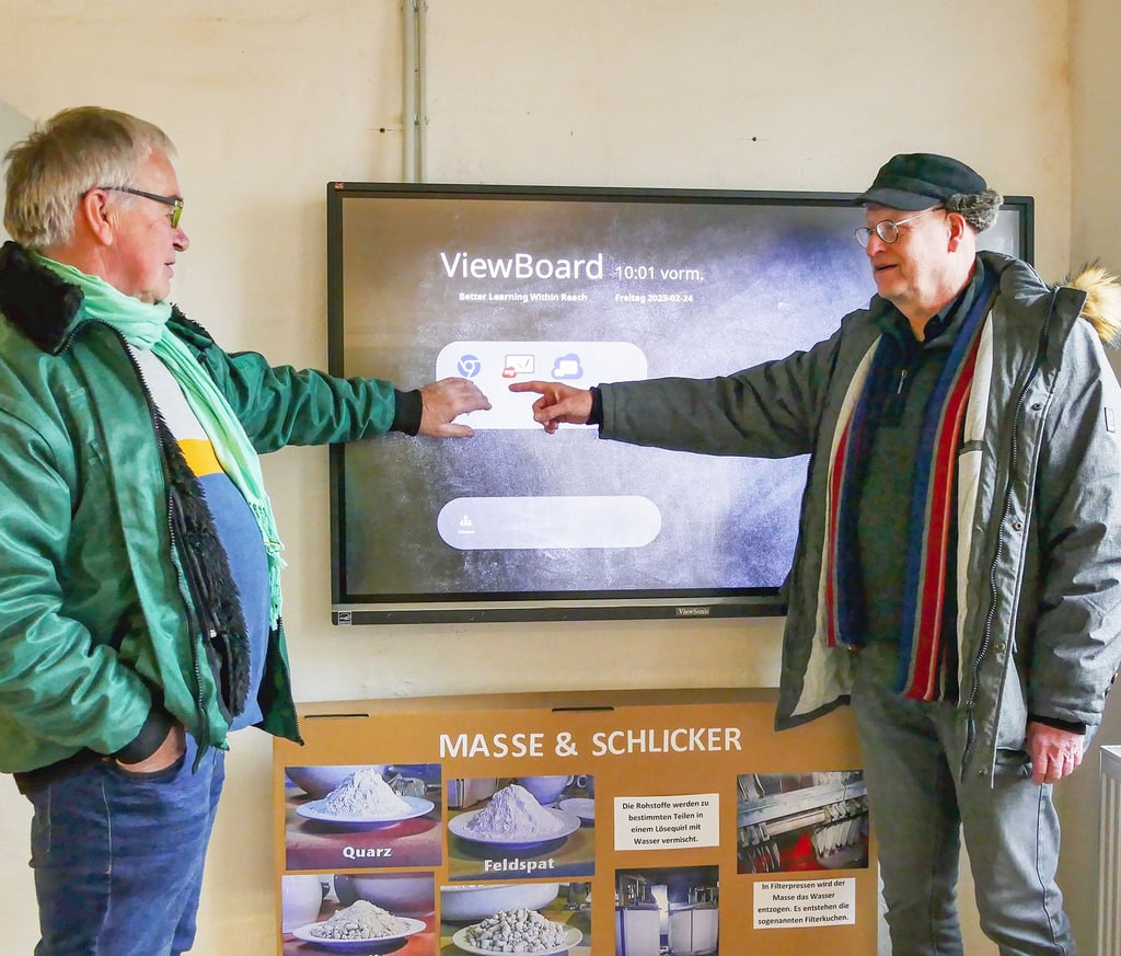Siegfried Kramer und Bernd Hopke testen das Können der Whiteboards im Annaburger Porzellaneum, mit deren Hilfe sollen Besucher zukünftig selbständig durch das Museum gehen können.