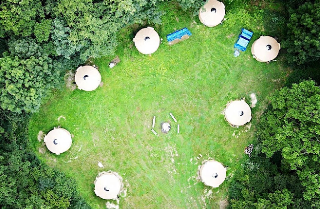 In den Jurten auf der Wiese hinter den Seminar- und Wellnessgebäuden sollen sich Testschläfer einfinden.