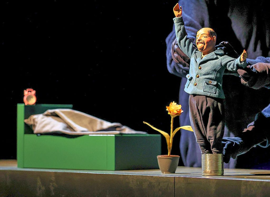 Szenenfoto aus der Inszenierung „Der Mann, der eine Blume sein wollte“.