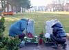 Nach dem Unfall auf der A14 bei Halle haben die Opfer ihre letzte Ruhestätte auf dem Zentralfriedhof Schkeuditz gefunden. Kerstin G. (rechts) und Miriam A. besuchen sie dort oft.