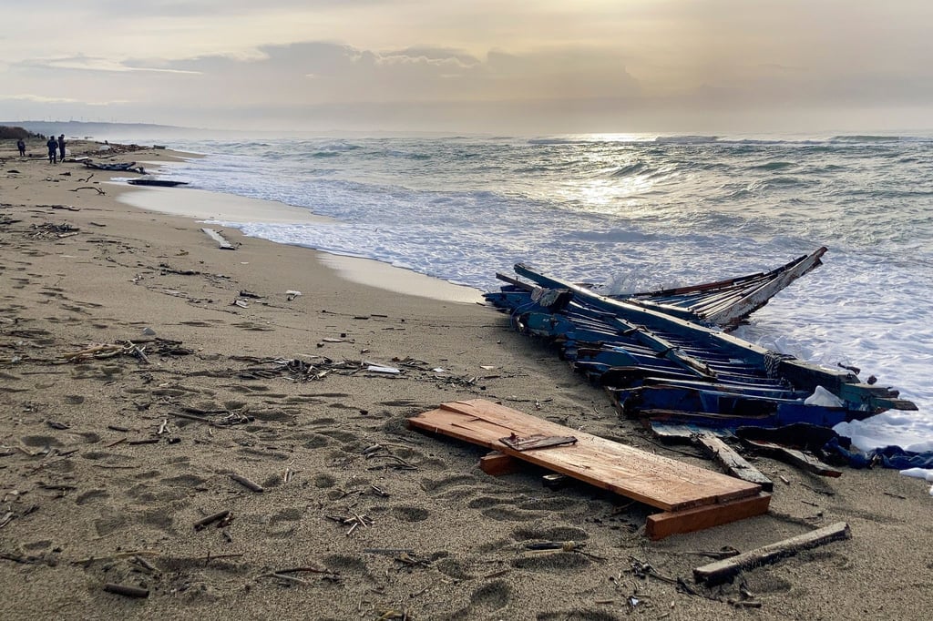 Ein Teil des Wracks des gekenterten Bootes wurde an den Strand von Steccato di Cutro geschwemmt. Die Zahl der Todesopfer ist gestiegen.