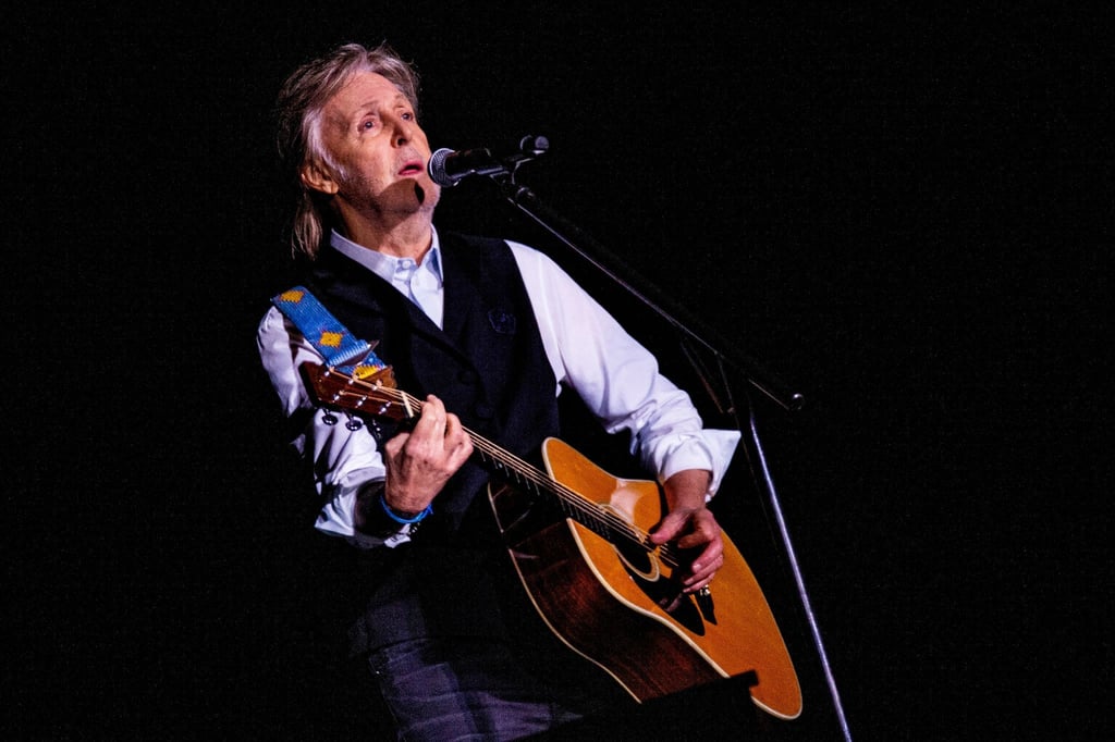 Paul McCartney spielt beim Glastonbury Festival.