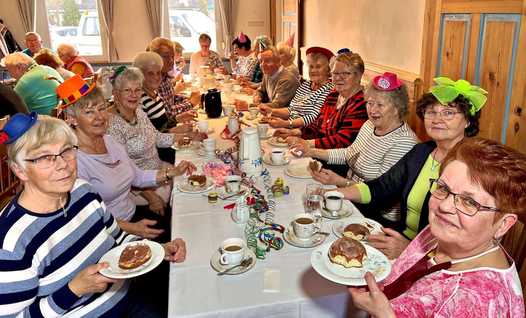 Die Seniorengruppe in Latdorf feiert nicht nur Fasching, sondern kommt einmal im Monat zusammen.