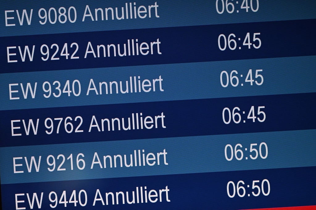„Annulliert“ Flüge auf einer Anzeigetafel am Flughafen Düsseldorf.