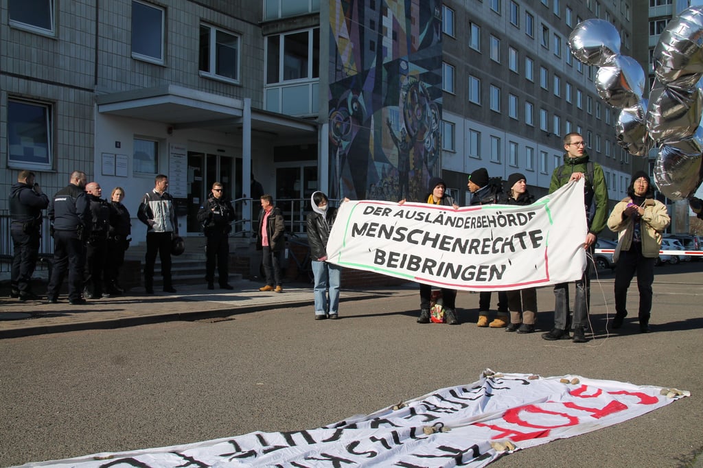 Während der Demonstration wurde der Eingang der Ausländerbehörde von Ordnungskräften abgeschirmt.