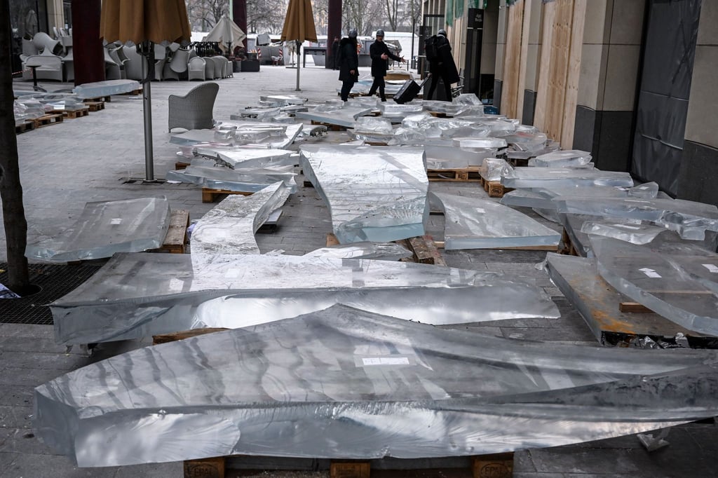 Reste der Acrylverkleidung des zerstörten Zylinders des Aquadoms sind in der Hotellobby des CityQuartier DomAquaree zu sehen.