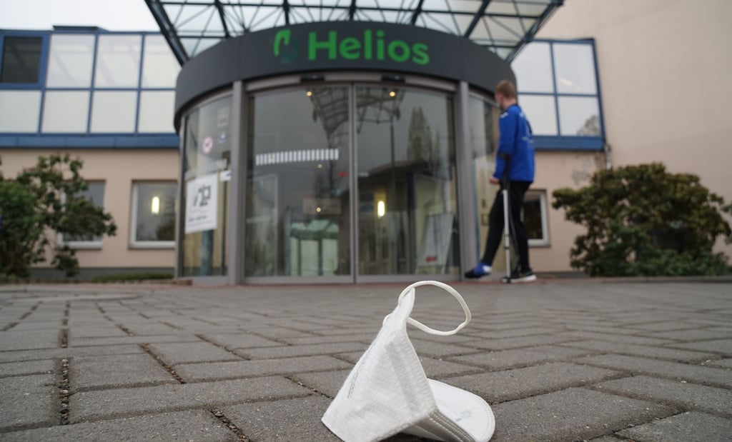 Während Krankenhausmitarbeiter seit 1. März keiner Test- und Maskenpflicht mehr unterliegen, müssen Besucher weiterhin Maske tragen.