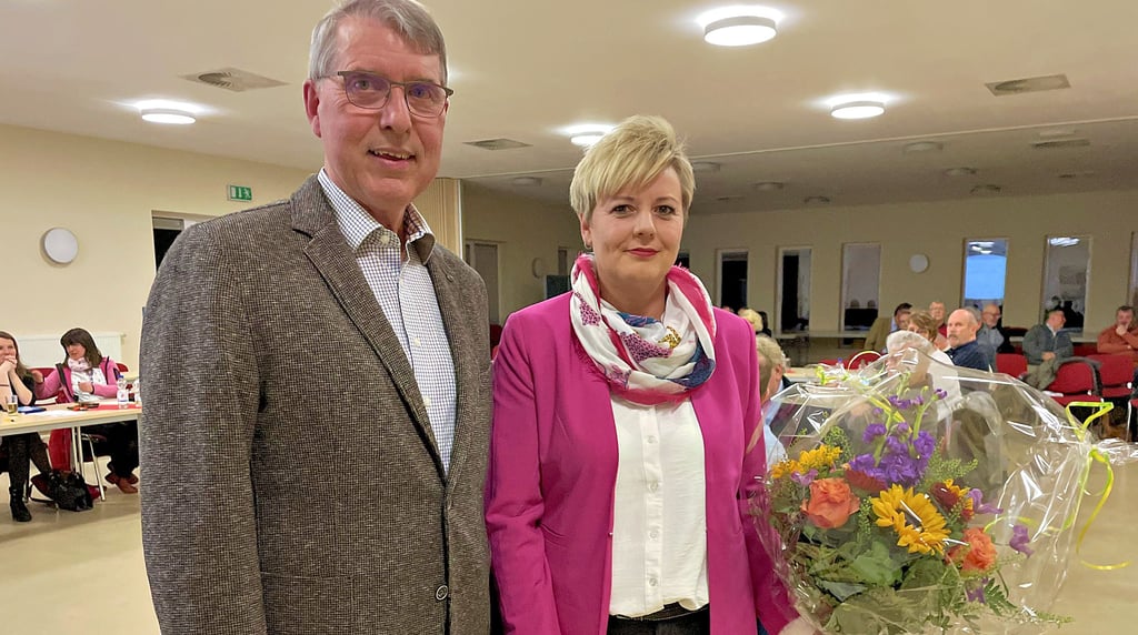 Der Jerichower Stadtratsvorsitzende Andreas Dertz mit der neuen Bürgermeisterin Cathleen Lüdicke nach ihrer Ernennung.