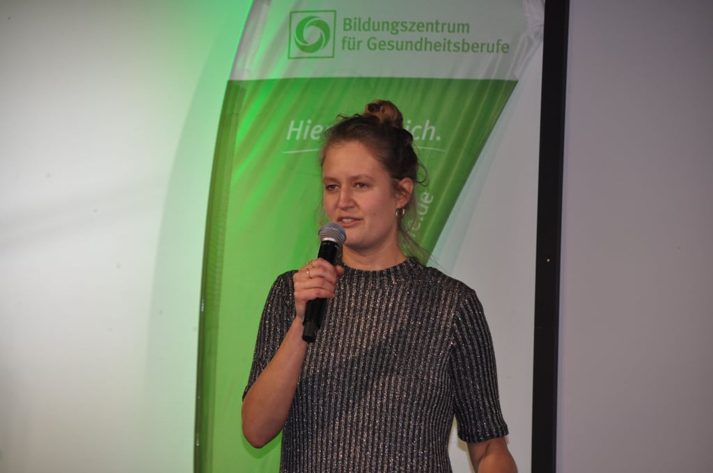 Gesundheit und Pflege Poetry Slammerin Leah Weigand feiert mit