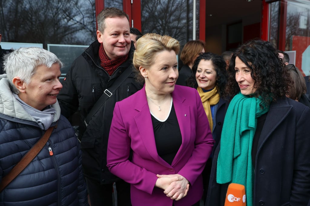 Katina Schubert, Klaus Lederer, Franziska Giffey, Cansel Kiziltepe und Bettina Jarasch kommen zu Sondierungen zur Regierungsbildung.