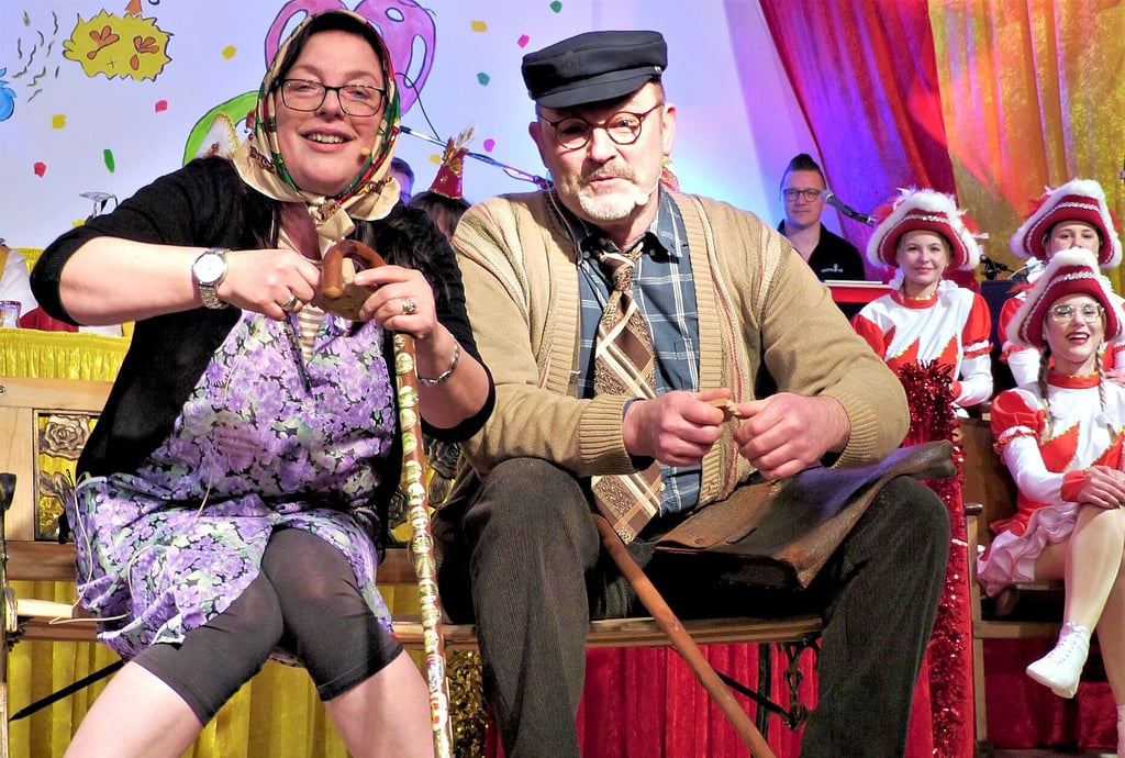 Als vergessliche Rentner beim Entenfüttern: Manuela Lips und Rüdiger Neumann.