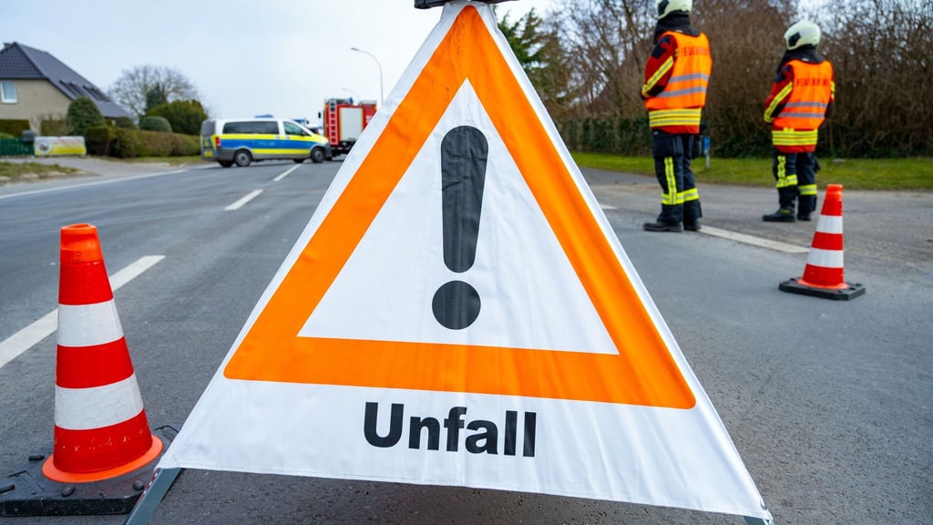 Ein Warndreieck steht in der Nähe einer Unfallstelle.