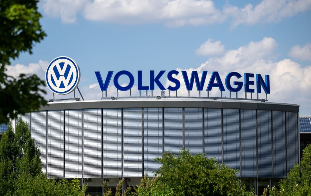 Das Logo des Volkswagen-Konzerns ist auf dem Dach des Motorenwerkes in Chemnitz zu sehen.